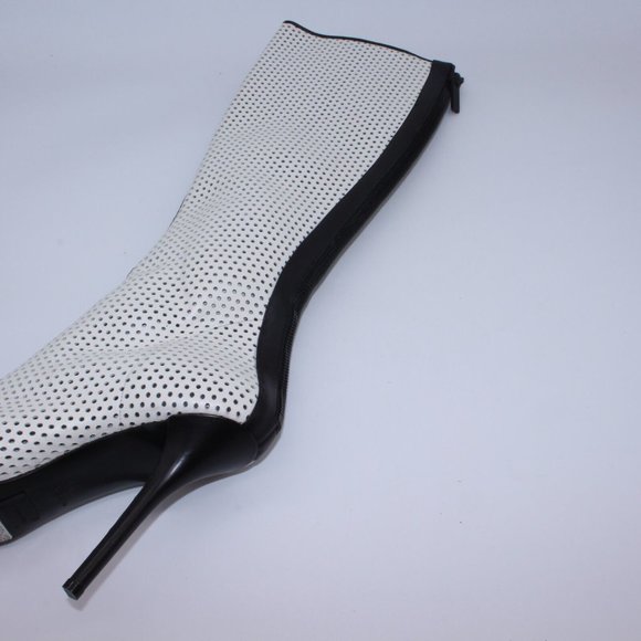 Michael Kors Abigail White/Black Leather Boot Size 41 One Boot Only Not A Pair - Picture 9 of 9